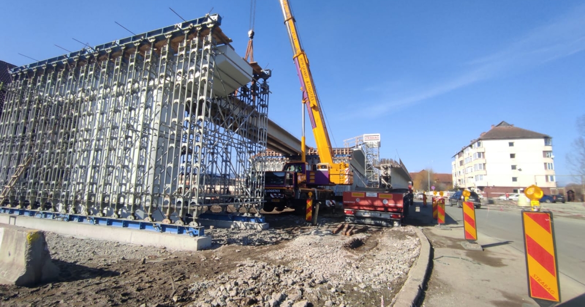 Elkezdték helyükre emelni a gigantikus betongerendákat